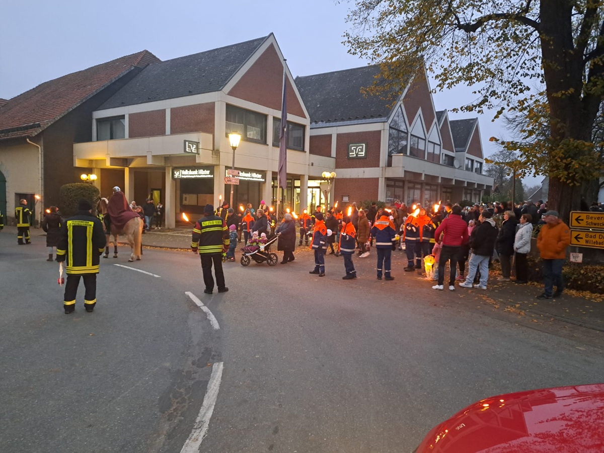 Löschzug und Jugendfeuerwehr beim Martinsumzug 2024